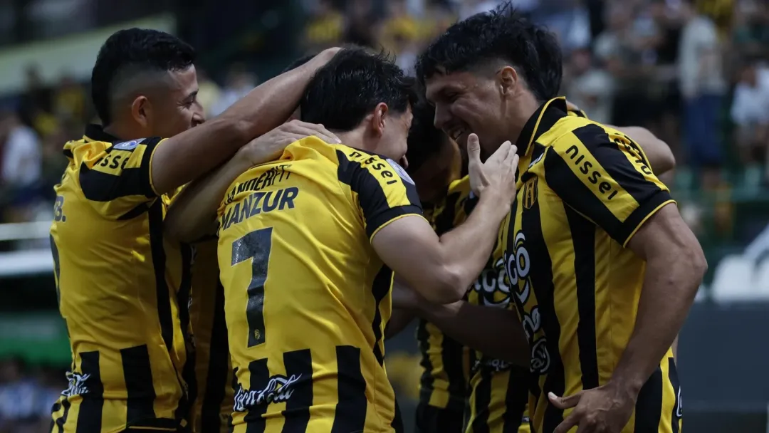 Guaraní aplasta y es el único líder del Clausura