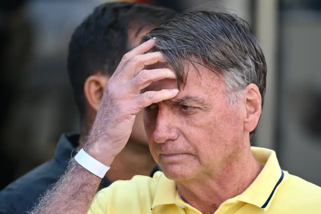 Juez de Brasil ordena vigilancia permanente de Bolsonaro por “riesgo de fuga”